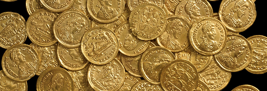 золотые монеты россыпью